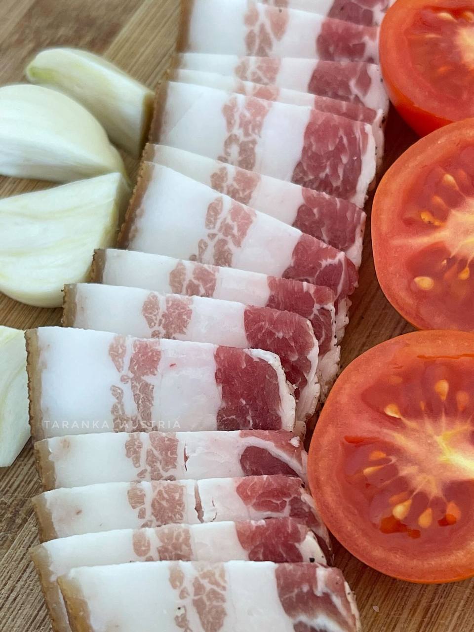 Speck mit Fleischstreifen, Knoblauch und Pfeffer – Bild 3