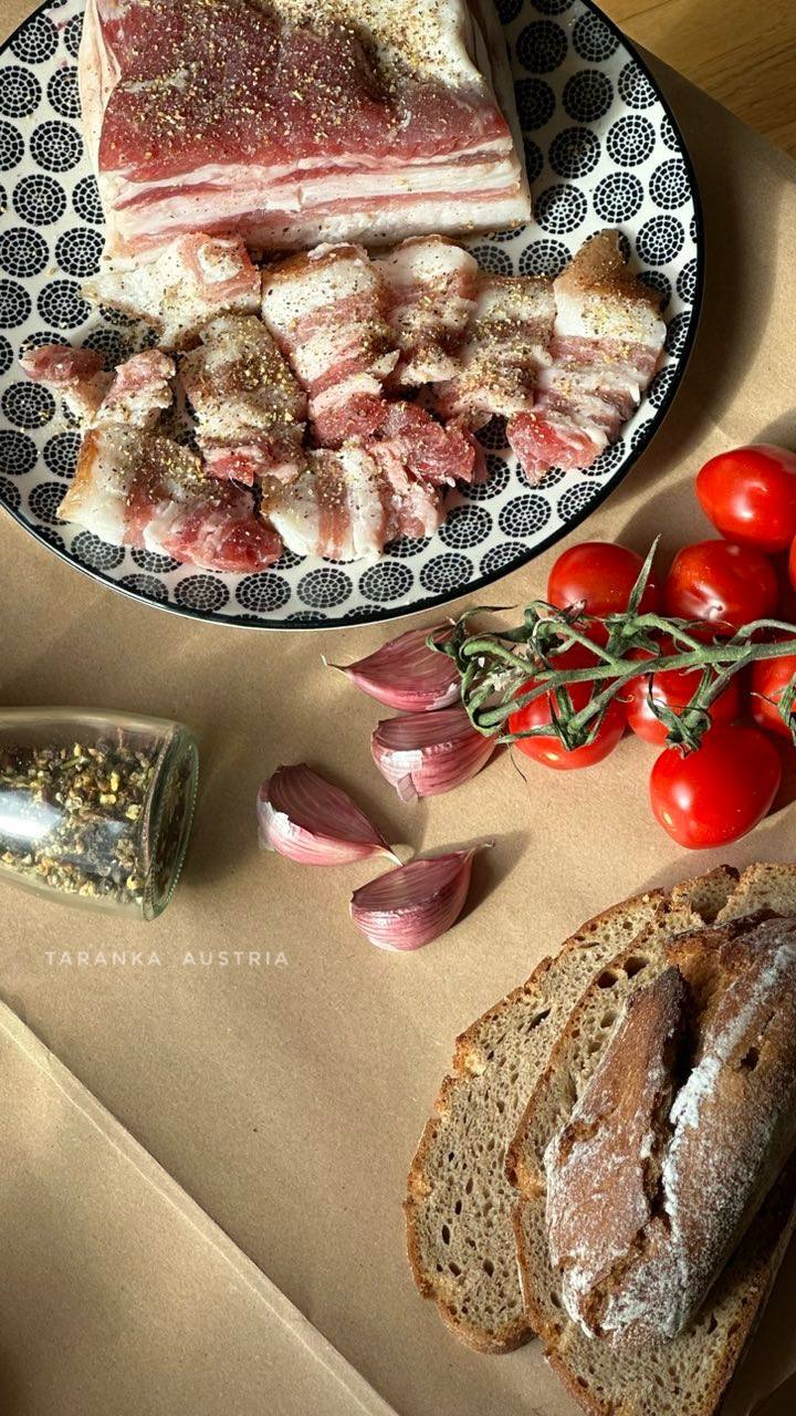 Speck mit Fleischstreifen, Knoblauch und Pfeffer – Bild 4