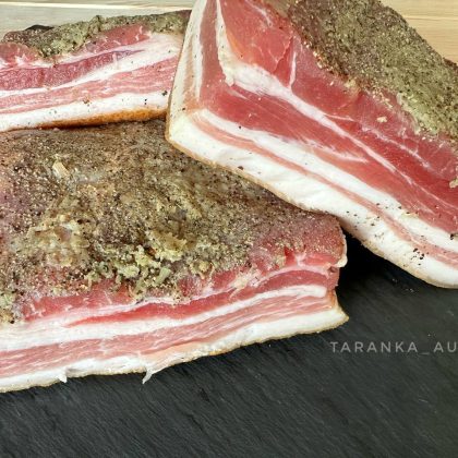 Speck mit Fleischstreifen, Knoblauch und Pfeffer