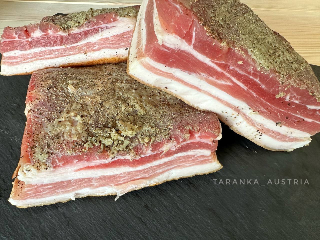 Speck mit Fleischstreifen, Knoblauch und Pfeffer