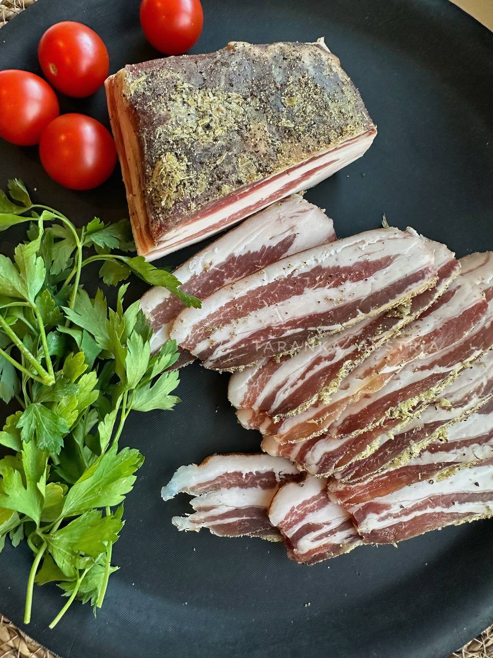 Speck mit Fleischstreifen, Knoblauch und Pfeffer – Bild 2